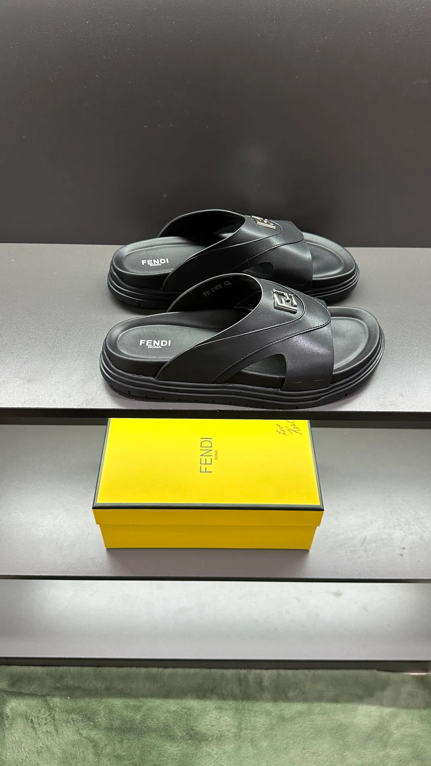 P300 [Fendi Slippers] High-end men's shoes brand, official website 1:1 latest masterpiece: original mold customization, fabrics made of imported original materials, upgraded outsole, lighter and non-slip. The market's top quality, simple yet tasteful, a must-have for fashionistas, fashionable at your feet, full of confidence, the same style at the counter 👍The season of summer slippers is here. Code: 38-45, 46 order